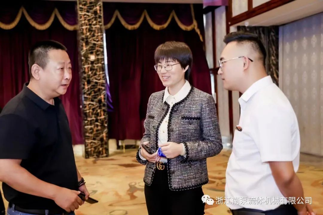 在會(huì)議中，專家及政府相關(guān)部門領(lǐng)導(dǎo)詳細(xì)解讀了石化行業(yè)環(huán)保技術(shù)政策。